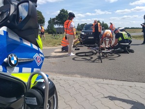 Policjanci biorący udział w kampanii podczas obsługi symulowanych zdarzeń drogowych