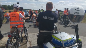 Policjanci biorący udział w kampanii podczas obsługi symulowanych zdarzeń drogowych