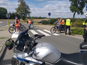 Policjanci biorący udział w kampanii podczas obsługi symulowanych zdarzeń drogowych