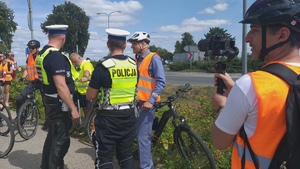 Policjanci biorący udział w kampanii podczas obsługi symulowanych zdarzeń drogowych