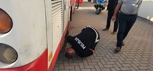 Policjant podczas kontroli autobusu.