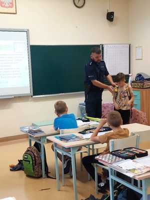 Policjant na spotkaniu z uczniami
