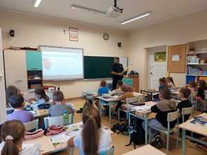 Policjant na spotkaniu z uczniami
