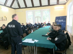 Policjanci podczas odprawy