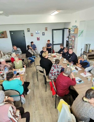 Słuchacze Akademii Policji w Szczytnie  w trakcie służby z dzielnicową na spotkaniu z seniorami.
