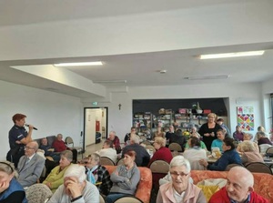 Słuchacze Akademii Policji w Szczytnie  w trakcie służby z dzielnicową na spotkaniu z seniorami.