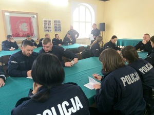 Słuchacze Akademii Policji w Szczytnie w KPP w Nidzicy podczas odprawy do służby.
