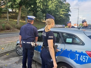 Słuchacze Akademii Policji w Szczytnie w KPP w Nidzicy. Policjanci wsiadają do radiowozu.