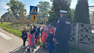 Policjant z dziećmi na spotkaniu