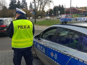 Policjant ruchu drogowego kieruję ruchem.