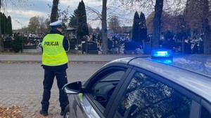 Policjant ruchu drogowego kieruję ruchem.