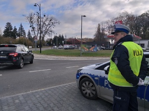 Policjant ruchu drogowego kieruję ruchem.