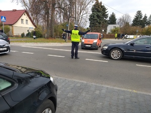 Policjant ruchu drogowego kieruję ruchem.