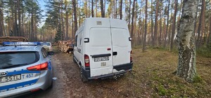 Miejsce zdarzenia drogowego w Zimnej Wodzie, gdzie pojazd Renault wjechał w przystanek autobusowy.