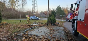 Miejsce zdarzenia drogowego w Zimnej Wodzie, gdzie pojazd Renault wjechał w przystanek autobusowy.