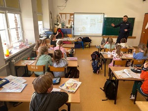 Policjant z dziećmi podczas spotkania