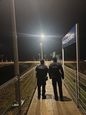 Policjanci KPP w Nidzicy podczas działań &quot;Aktywna Tarcza&quot;. Policjanci na dworcu kolejowym.