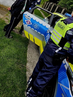 Radiowóz , 2 policjantów i mężczyzna
