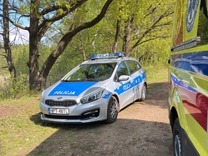 Policjanci podczas interwencji na jeziorze Wronowo.