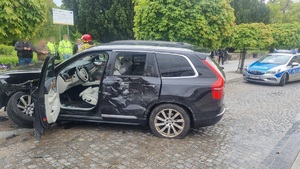 Miejsce zdarzenia drogowego w centrum Nidzicy. Rozbite auto czarny suv.