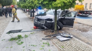 Miejsce zdarzenia drogowego w centrum Nidzicy. Rozbite auto czarny suv.