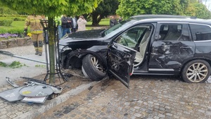 Miejsce zdarzenia drogowego w centrum Nidzicy. Rozbite auto czarny suv.