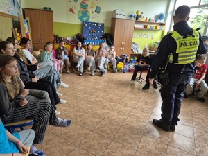 policjant podczas spotkania z dziećmi