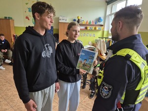 policjant podczas spotkania z dziećmi