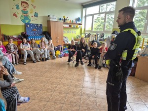 policjant podczas spotkania z dziećmi