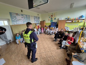 policjant podczas spotkania z dziećmi