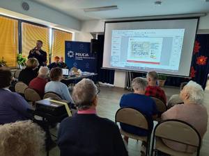 Debata społeczna w Janowcu Kościelnym. Policjanci w roli prelegentów i seniorzy.