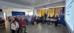 Debata społeczna w Janowcu Kościelnym. Policjanci w roli prelegentów i seniorzy.