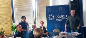 Debata społeczna w Janowcu Kościelnym. Policjanci w roli prelegentów i seniorzy.