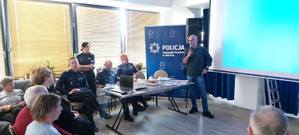 Debata społeczna w Janowcu Kościelnym. Policjanci w roli prelegentów i seniorzy.