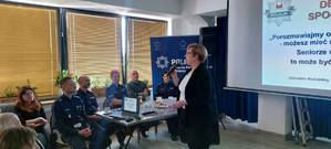 Debata społeczna w Janowcu Kościelnym. Policjanci w roli prelegentów i seniorzy.