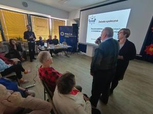 Debata społeczna w Janowcu Kościelnym. Policjanci w roli prelegentów i seniorzy.