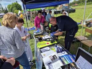 Policjanci z profilaktyką i promocją zawodu policjanta na pikniku w Muszakach