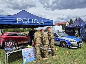 Policjanci z profilaktyką i promocją zawodu policjanta na pikniku w Muszakach