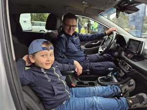 Policjanci z profilaktyką i promocją zawodu policjanta na pikniku w Muszakach