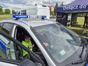 Policjanci z profilaktyką i promocją zawodu policjanta na pikniku w Muszakach