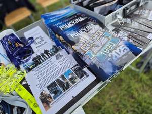 Policjanci z profilaktyką i promocją zawodu policjanta na pikniku w Muszakach