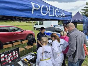 Policjanci z profilaktyką i promocją zawodu policjanta na pikniku w Muszakach