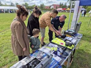 Policjanci z profilaktyką i promocją zawodu policjanta na pikniku w Muszakach