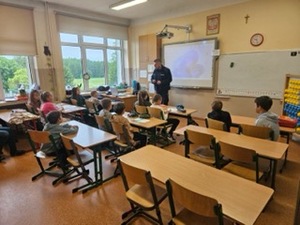 Dzielnicowy na spotkaniu z dziećmi