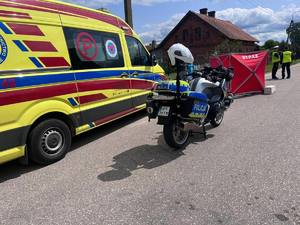 motocykl policyjny i karetka na miejscu zdarzenia