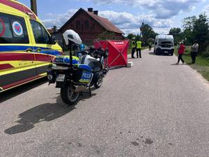 motocykl policyjny i karetka na miejscu zdarzenia