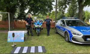 Policjanci na pikniku w Szkole Podstawowej w Waśniewie-Grabowie