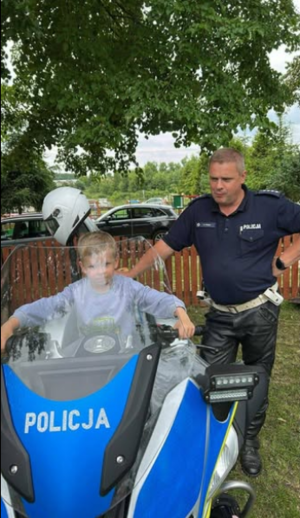 Policjanci na pikniku w Szkole Podstawowej w Waśniewie-Grabowie