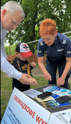 Policjanci na pikniku w Szkole Podstawowej w Waśniewie-Grabowie