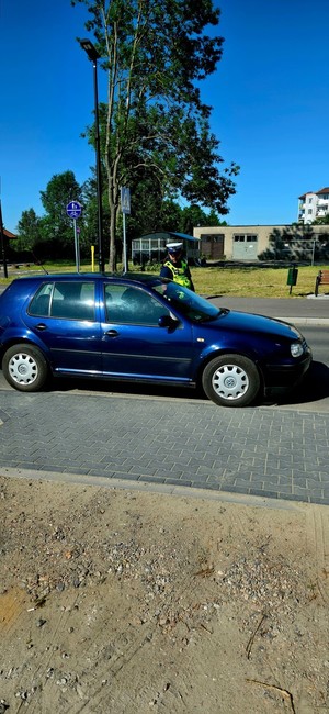 policjant badający trzeźwość